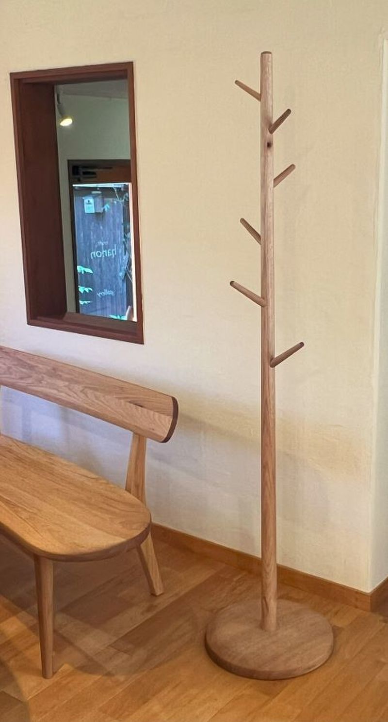 樹の形をした木製コートハンガー　