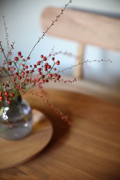 季節の花と吹きガラスの花器