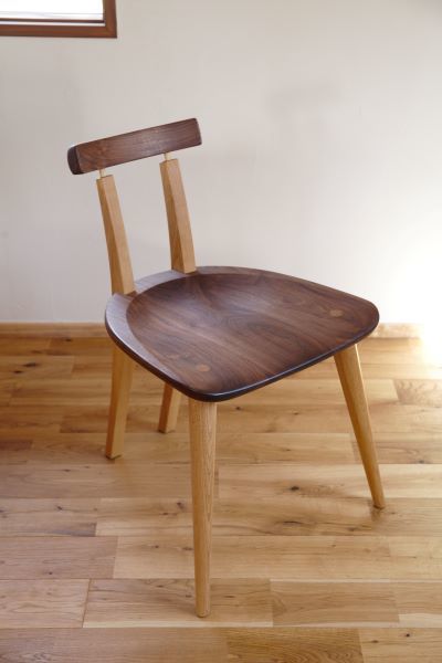 無垢材ウォルナットとナラ材で作った木の椅子/bow チェア