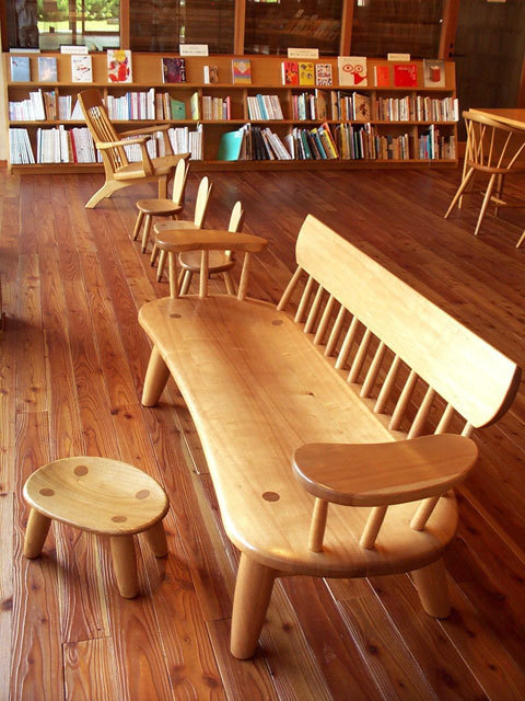 ちひろ美術館の図書室で使われているそら豆型の木製ベンチ