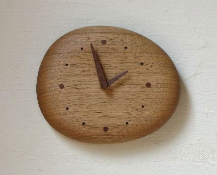 丸みのある木製の掛け時計　
