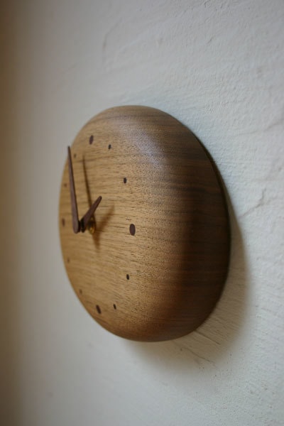 丸みのある木製掛け時計