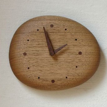 丸みのある木の時計