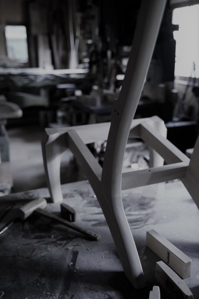 製作中の木の椅子・工房の風景
