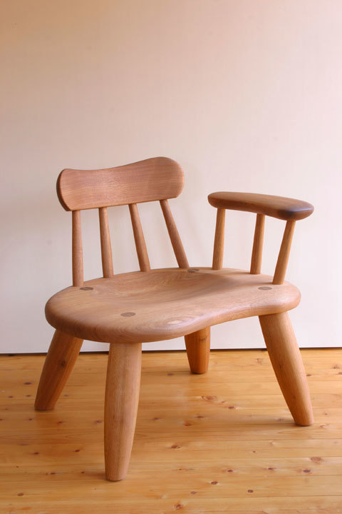 ゆったりと座面の大きな木の椅子
