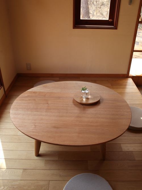 優しい円形の無垢クルミ材のローテーブル