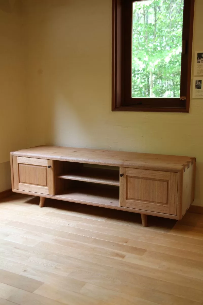 テレビボード｜無垢クルミで製作した角が丸く優しいデザインのテレビボード