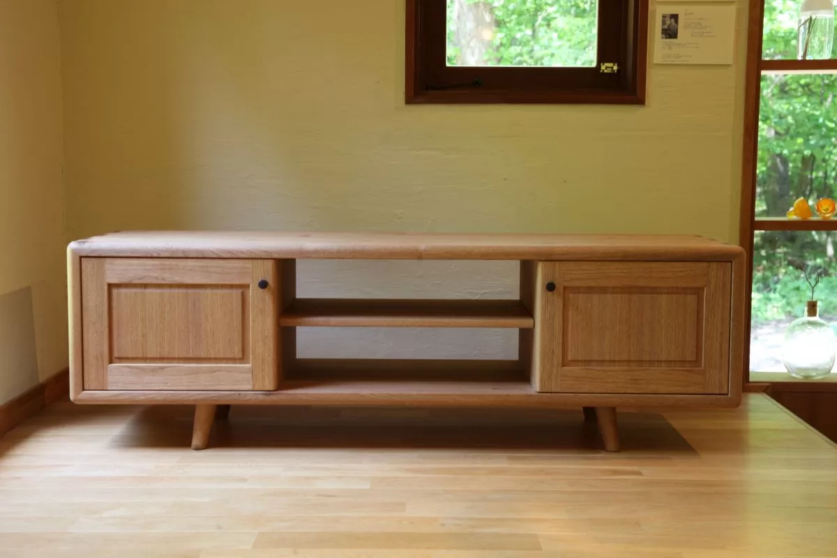 国産無垢クルミ材で製作したテレビボード