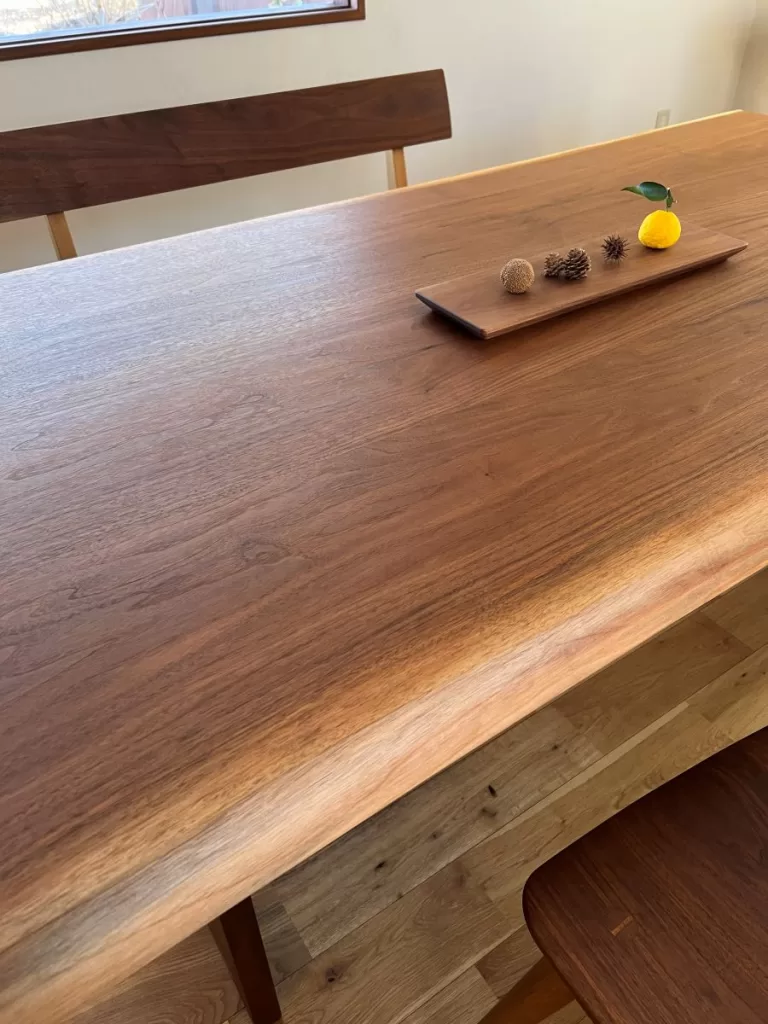 ウォールナットのテーブル近影