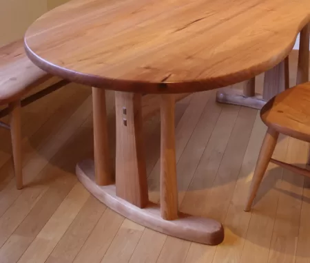 そら豆ダイニングテーブルの脚のデザイン