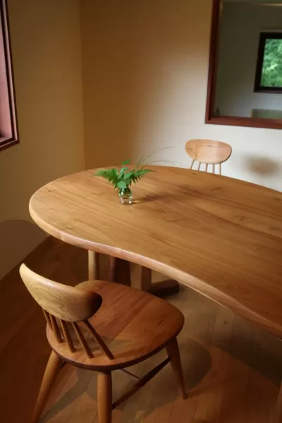 そら豆ダイニングテーブル|お部屋の雰囲気をやわらかくする「そら豆」の形をした無垢クルミ材のそら豆ダイニングテーブル